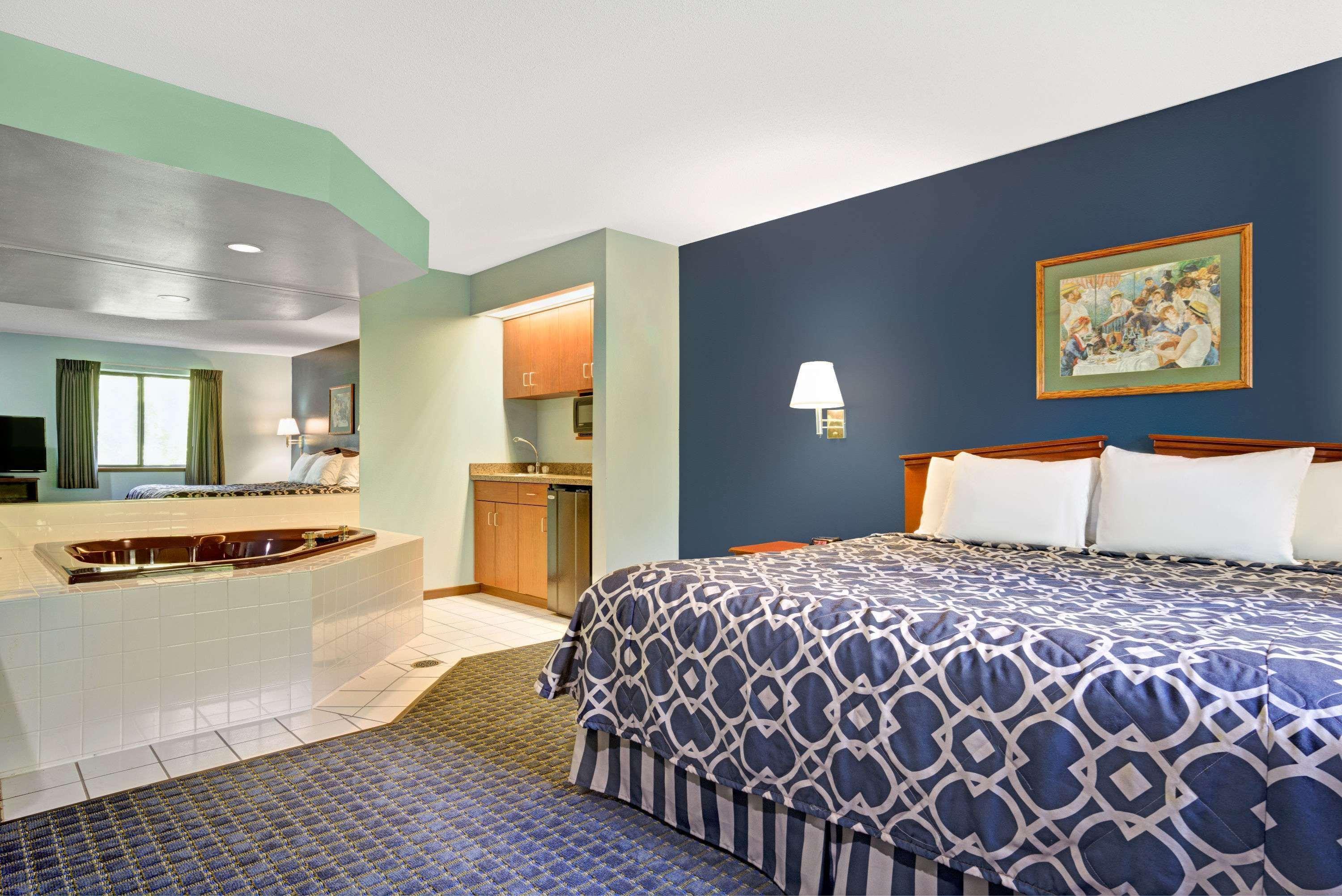 Super 8 By Wyndham Hudson Hotel Екстериор снимка